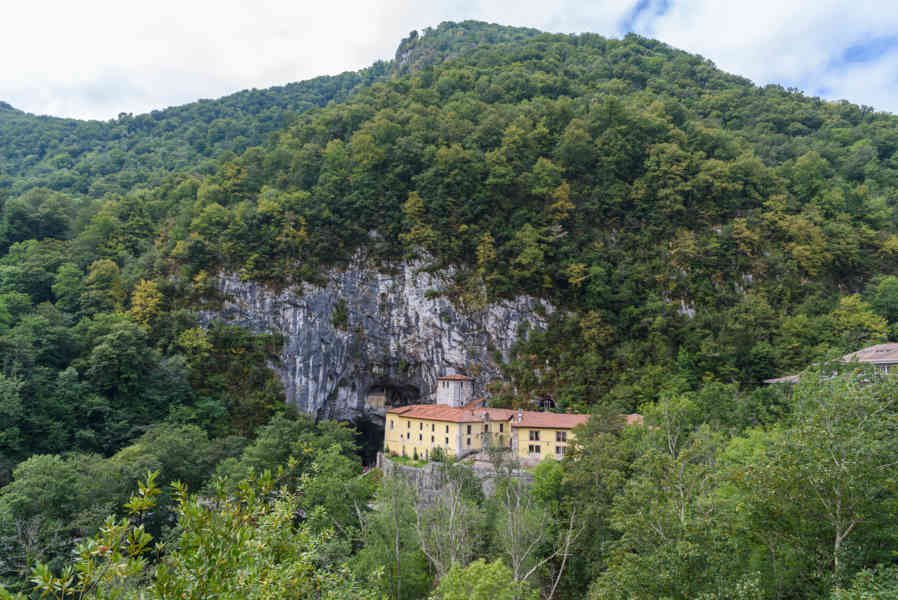 Principado de Asturias 025 - parque nacional de los Picos de Europa - santuario de Covadonga.jpg